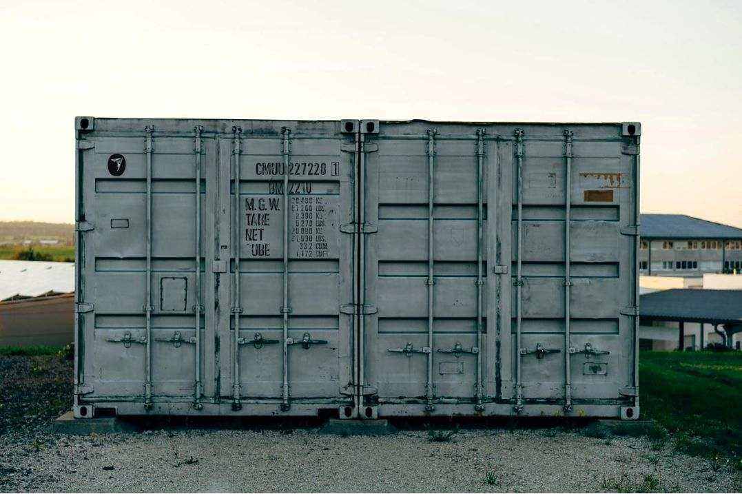 Cold storage rack with pallets